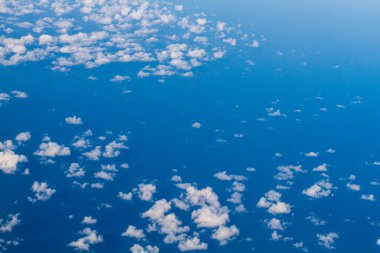 Uçaktan beyaz ve renkli bulutlar