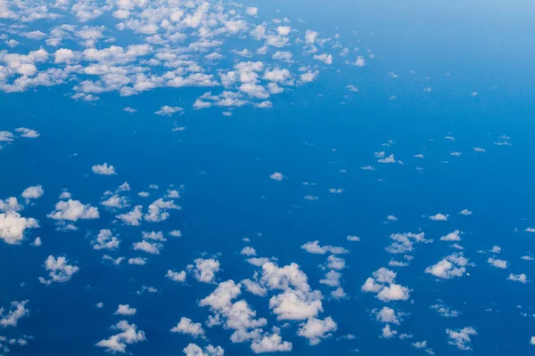 飛行機の白い雲と色の雲 — ストック写真