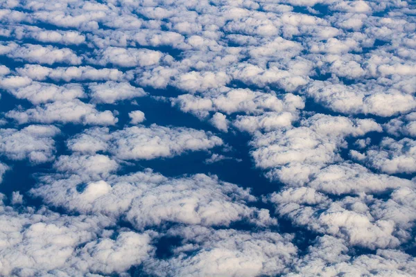 飛行機の白い雲と色の雲 — ストック写真