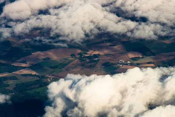 Weiße Und Farbige Wolken Aus Dem Flugzeug — Stockfoto