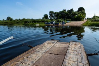 Nehir yüzeyinde metal tekne