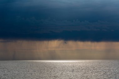 Koyu yağmurlu bulutlu güzel deniz manzarası