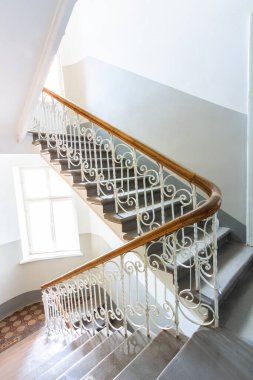 Modern konut binasında boş merdiven