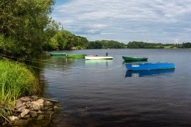 Yazın teknelerle dolu güzel orman gölü