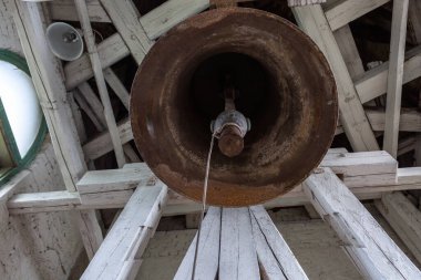 Kilise kulesinde metal çan, yakın görüş.
