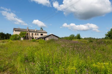 Köyde terk edilmiş eski bir bina.