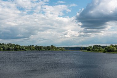 Güneşli bir günde sahil ve deniz kenarında