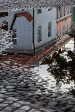 Eski Tallinn Yansımaları suda