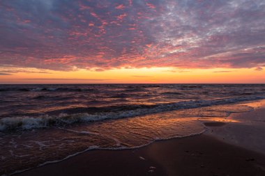 Deniz üzerinde güzel, parlak gün batımı 