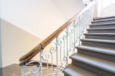 Modern konut binasında boş merdiven