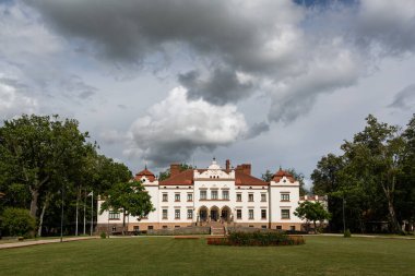 Güneşli bir günde Rokiskis malikanesi