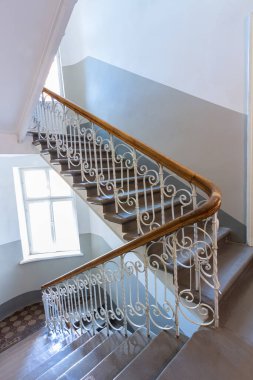 Modern konut binasında boş merdiven