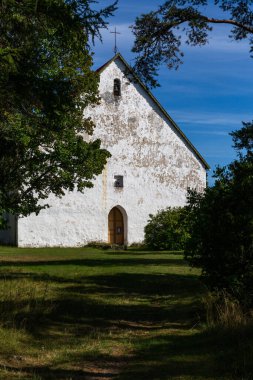 Bahar mevsiminde beyaz eski lutheranik kilise