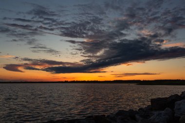 Sakin denizin üzerinde güzel bir gün batımı 