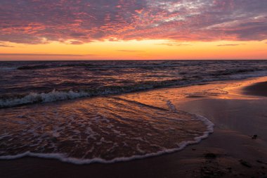 Deniz üzerinde güzel, parlak gün batımı 