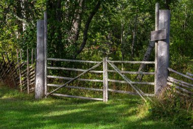 Kırsal alanda ahşap çit