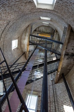 Merdivenleri olan bir kilise kulesinin içinde.