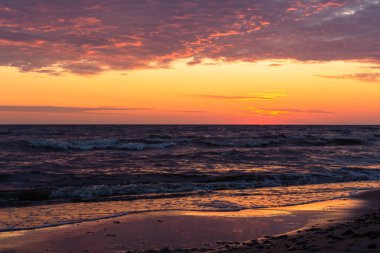 Deniz üzerinde güzel, parlak gün batımı 