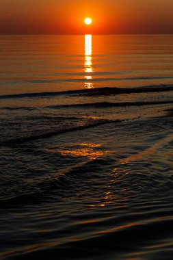 Deniz üzerinde güzel, parlak gün batımı 