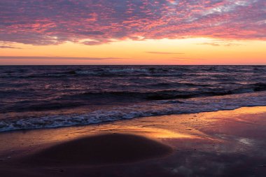 Deniz üzerinde güzel, parlak gün batımı 