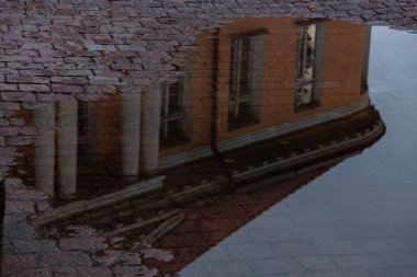 Eski Tallinn Yansımaları suda