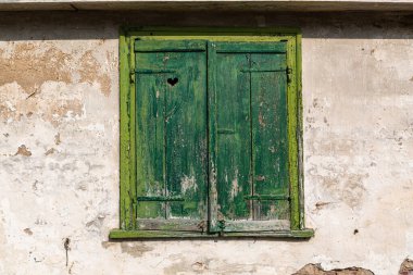 eski yeşil kapılar ve pencereler