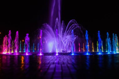 Geceleri rengarenk ışıklarla dolu çeşme.