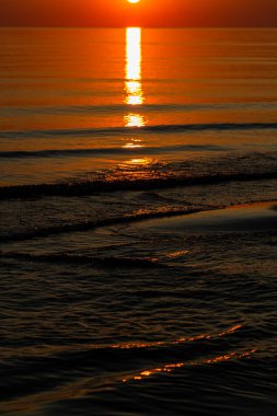 Deniz üzerinde güzel, parlak gün batımı 