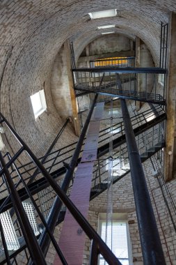 Merdivenleri olan bir kilise kulesinin içinde.