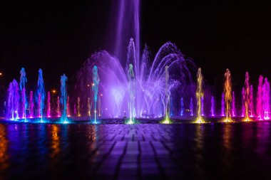 Geceleri rengarenk ışıklarla dolu çeşme.