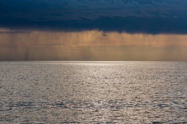 Koyu yağmurlu bulutlu güzel deniz manzarası
