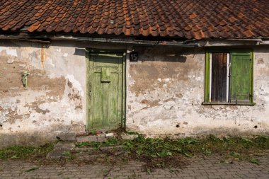 eski yeşil kapılar ve pencereler