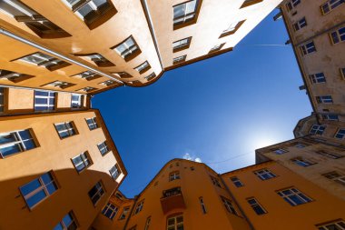 Modern konut binası cephesi, alt manzara