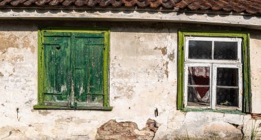 eski yeşil kapılar ve pencereler
