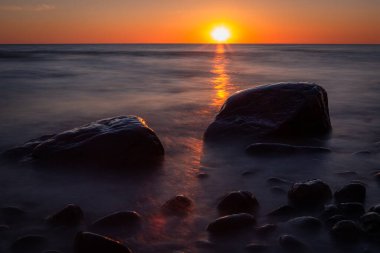 Güzel gün batımı ışığında deniz taşları