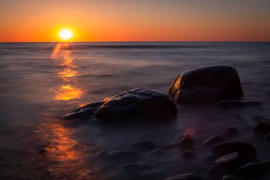 Güzel gün batımı ışığında deniz taşları
