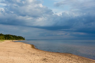 Güneşli bir günde sahil ve deniz kenarında