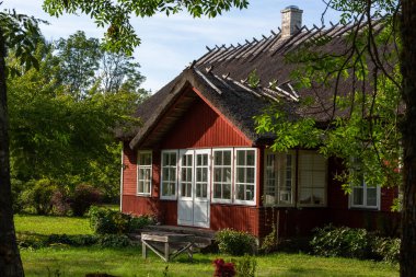 Kırsal bölgedeki eski ahşap kır evleri