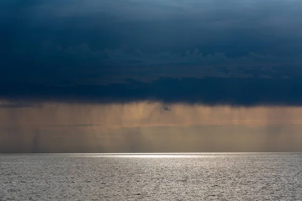 Hermoso Paisaje Marino Con Nubes Oscuras Lluviosas —  Fotos de Stock