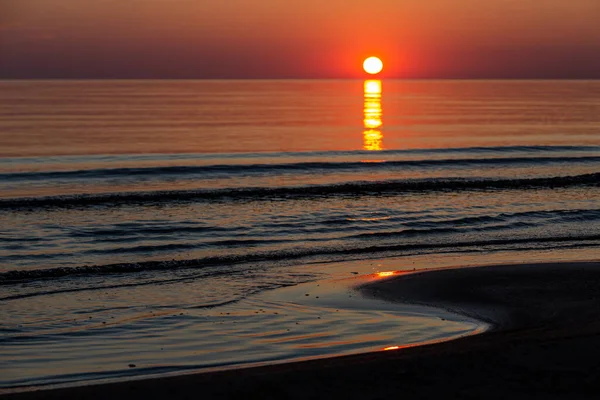 Όμορφο Φωτεινό Ηλιοβασίλεμα Πάνω Από Θάλασσα — Φωτογραφία Αρχείου