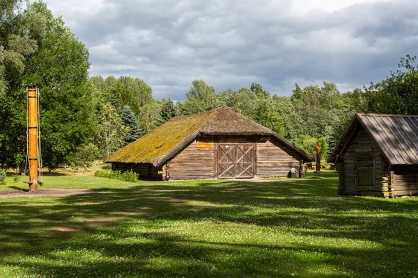 Yazın Eski Kır Evi — Stok fotoğraf