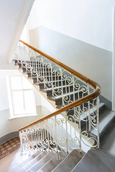 Modern konut binasında boş merdiven