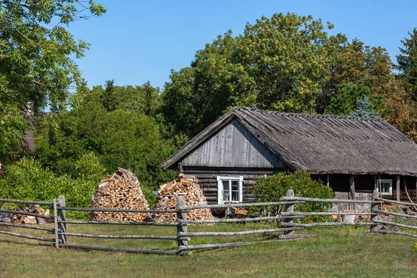 晴れた夏の日の古い田舎の家 — ストック写真
