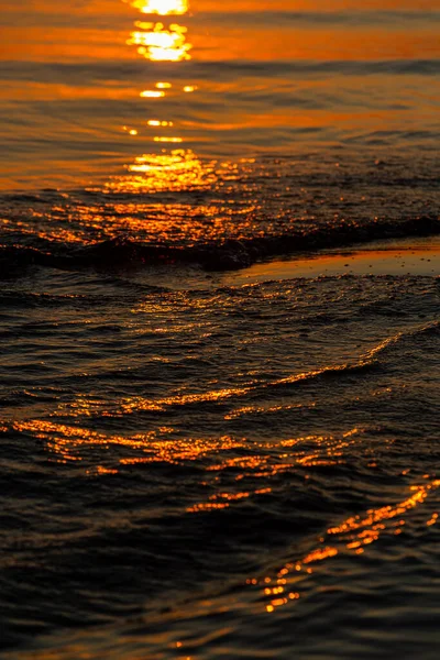 Όμορφο Φωτεινό Ηλιοβασίλεμα Πάνω Από Θάλασσα — Φωτογραφία Αρχείου