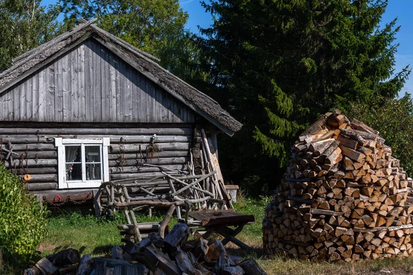晴れた夏の日の古い田舎の家 — ストック写真