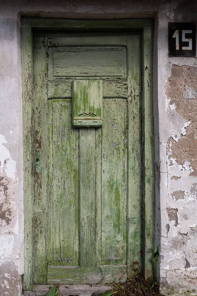 Старые Зеленые Двери Окна — стоковое фото
