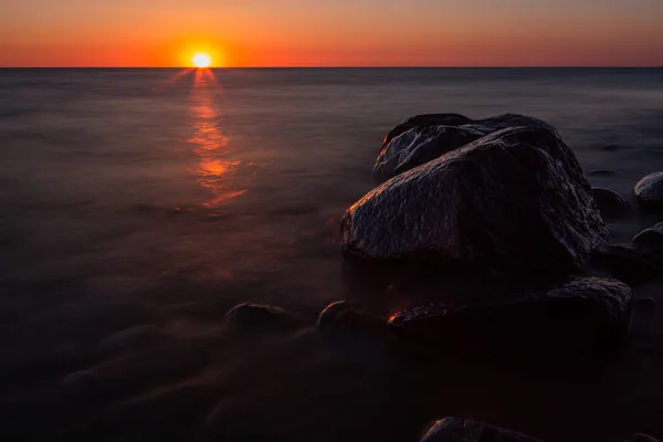 Морские Камни Красивом Свете Заката — стоковое фото