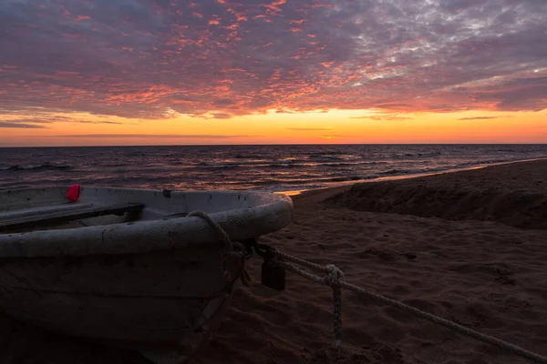Човен Березі Моря Під Час Яскравого Заходу Сонця — стокове фото
