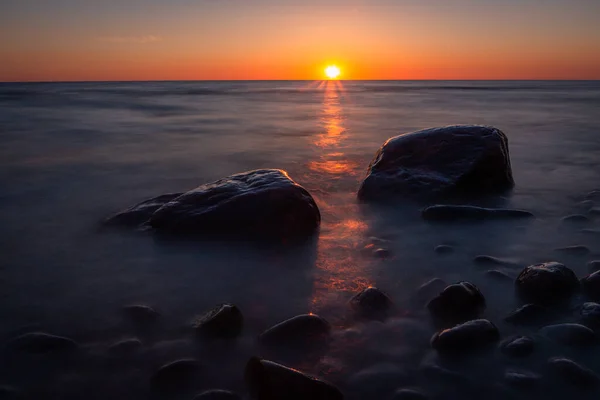 美丽夕阳下的海石 — 图库照片