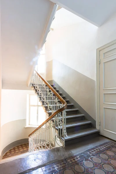 Modern konut binasında boş merdiven